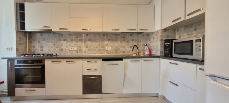 Apartament cu 3 camere in zona Onix (Centrul Civic)