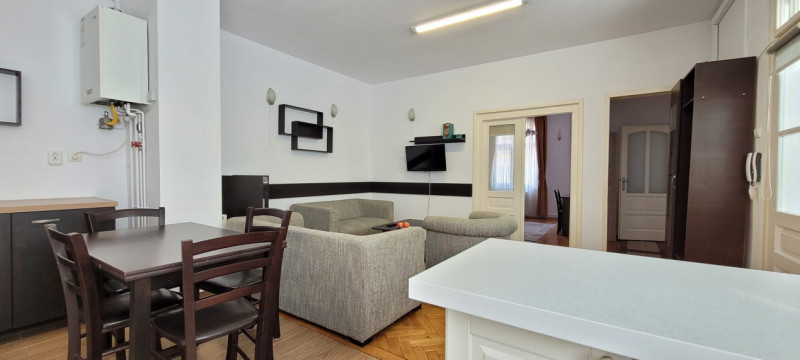 Apartament cu 3 camere zona strada Castelului
