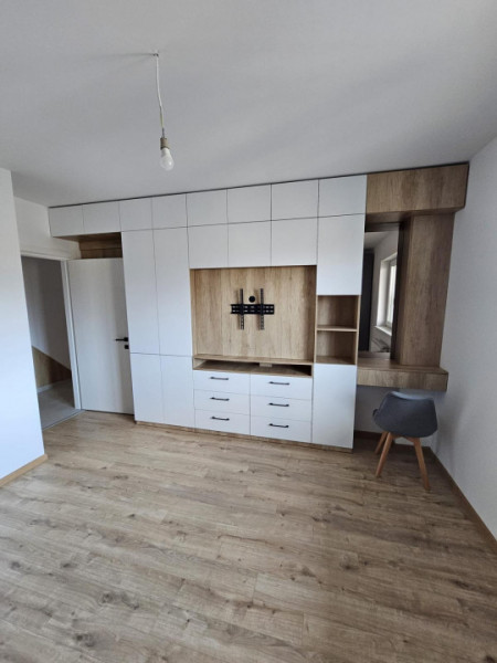 Apartament de 3 camere, situat în zona Tractorul