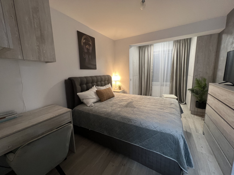 Apartament cu 3 camere, la pietonala Coresi