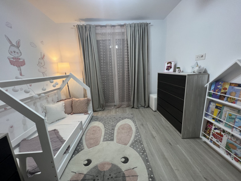 Apartament cu 3 camere, la pietonala Coresi