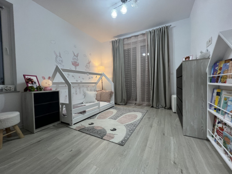 Apartament cu 3 camere, la pietonala Coresi