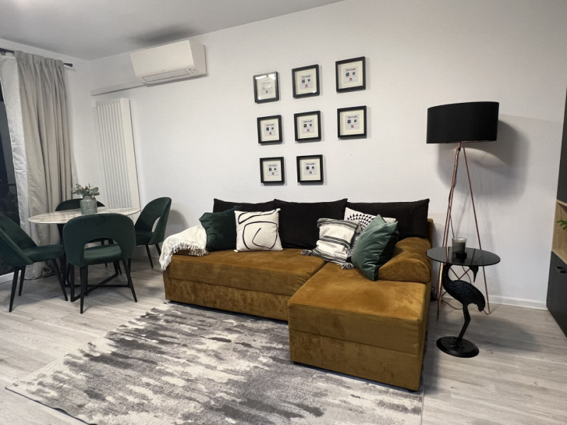 Apartament cu 3 camere, la pietonala Coresi