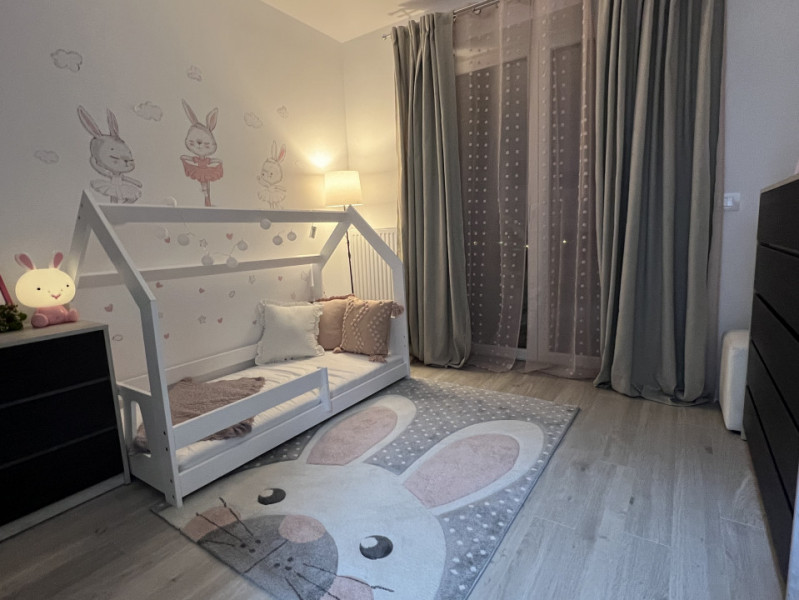 Apartament cu 3 camere, la pietonala Coresi