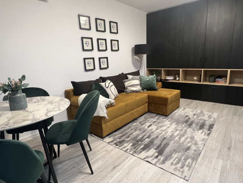 Apartament cu 3 camere, la pietonala Coresi