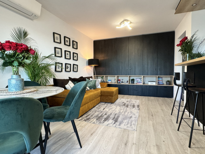 Apartament cu 3 camere, la pietonala Coresi