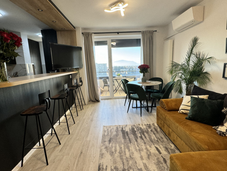 Apartament cu 3 camere, la pietonala Coresi