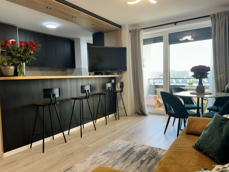 Apartament cu 3 camere, la pietonala Coresi