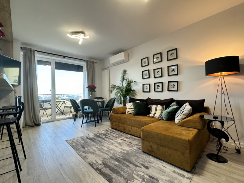 Apartament cu 3 camere, la pietonala Coresi