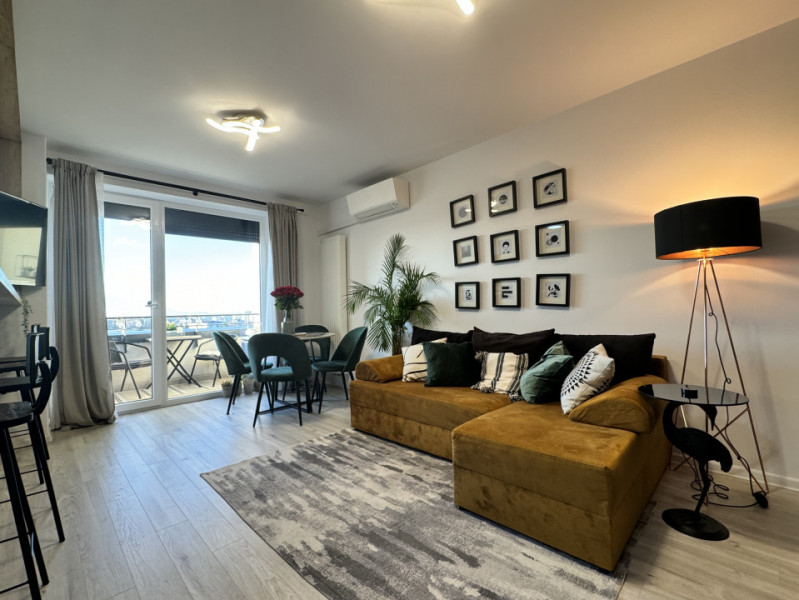 Apartament cu 3 camere, la pietonala Coresi