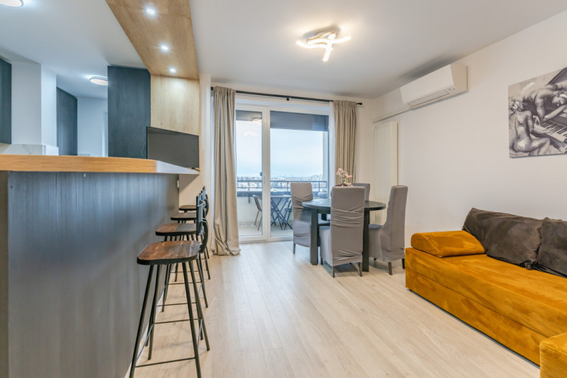 Apartament cu 3 camere, la pietonala Coresi