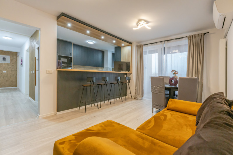 Apartament cu 3 camere, la pietonala Coresi