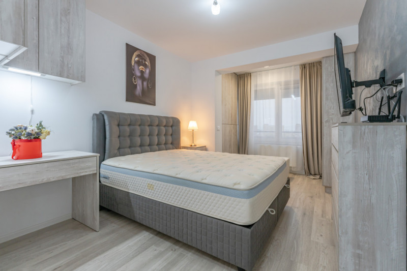 Apartament cu 3 camere, la pietonala Coresi