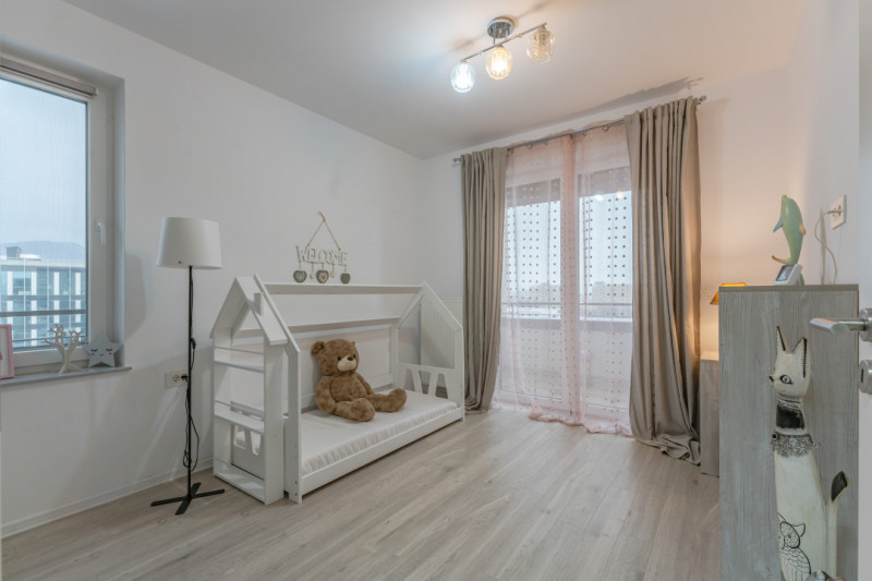 Apartament cu 3 camere, la pietonala Coresi