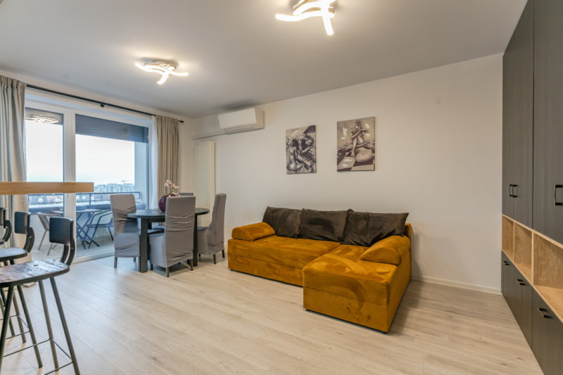 Apartament cu 3 camere, la pietonala Coresi