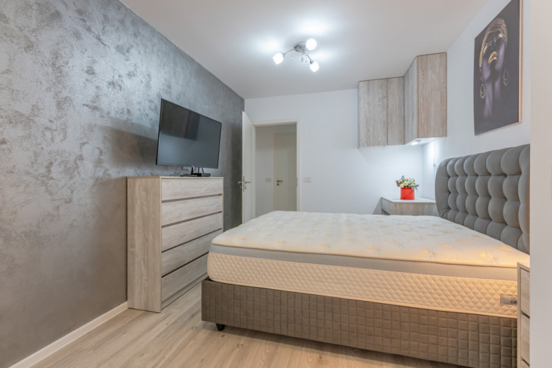 Apartament cu 3 camere, la pietonala Coresi