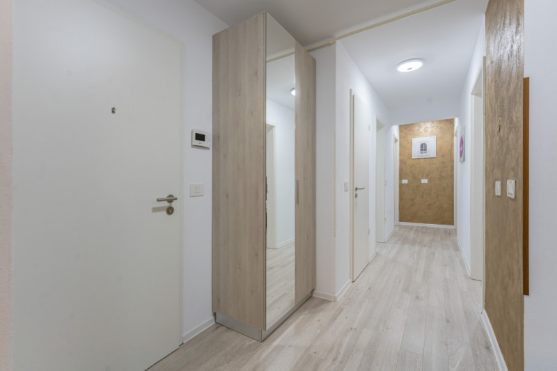 Apartament cu 3 camere, la pietonala Coresi