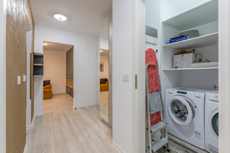 Apartament cu 3 camere, la pietonala Coresi