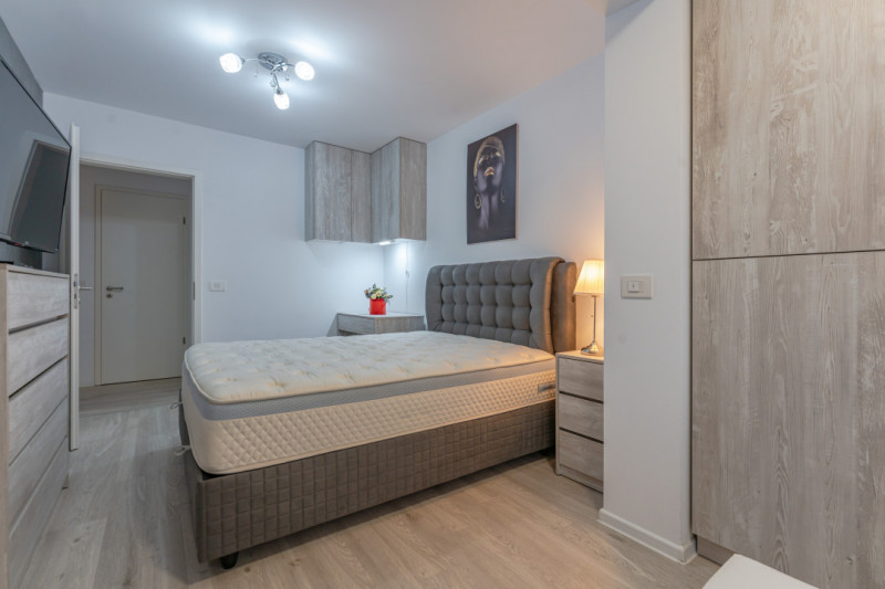 Apartament cu 3 camere, la pietonala Coresi