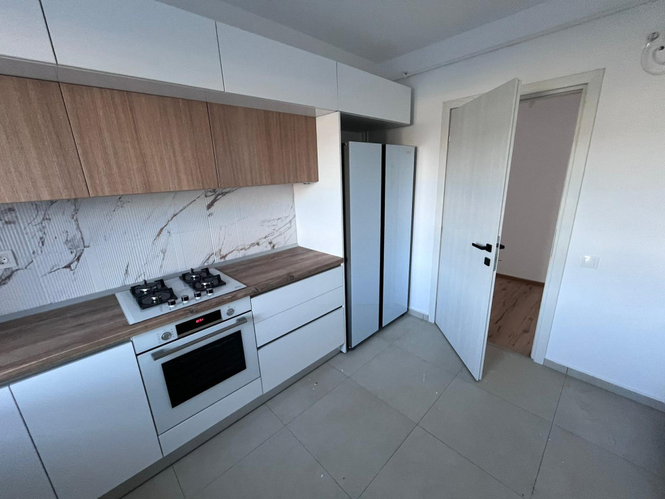 Apartament cu 3 camere, spatios, partial mobilat in cartierul Tractorul