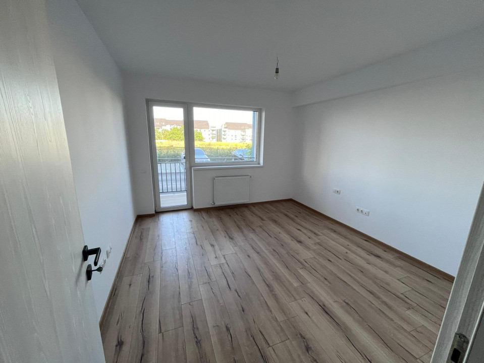 Apartament cu 3 camere, spatios, partial mobilat in cartierul Tractorul