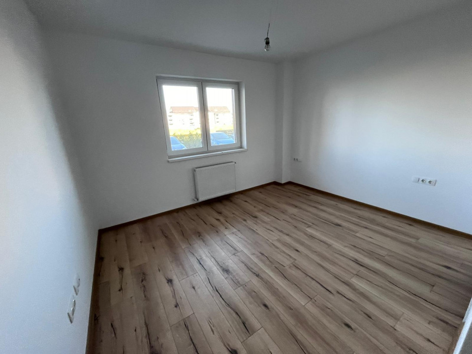 Apartament cu 3 camere, spatios, partial mobilat in cartierul Tractorul