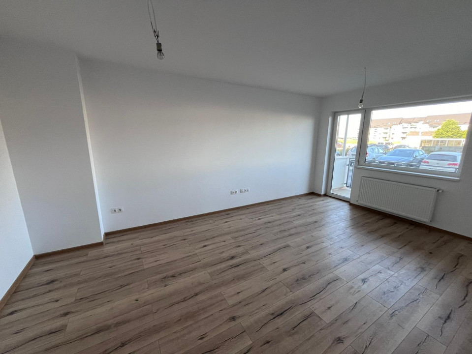 Apartament cu 3 camere, spatios, partial mobilat in cartierul Tractorul