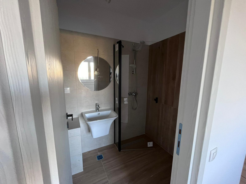 Apartament cu 3 camere, spatios, partial mobilat in cartierul Tractorul