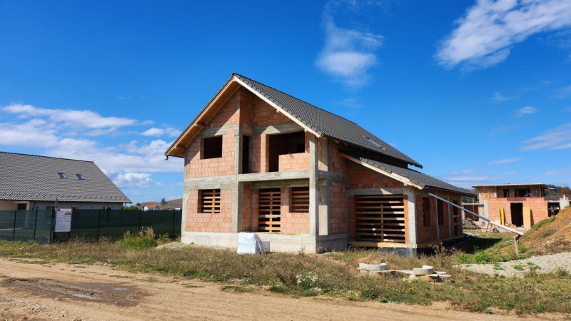 Casa la rosu in Sanpetru - zona Livada 