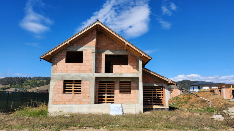 Casa la rosu in Sanpetru - zona Livada 