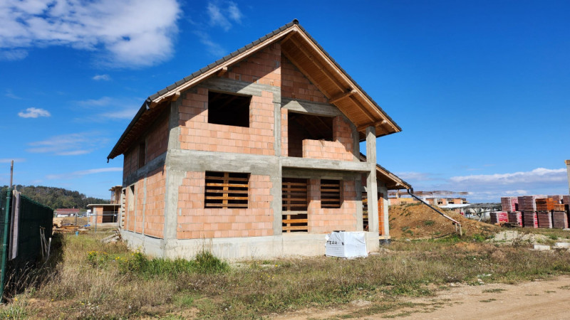 Casa la rosu in Sanpetru - zona Livada 