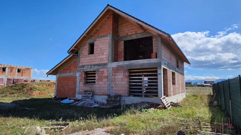 Casa la rosu in Sanpetru - zona Livada 