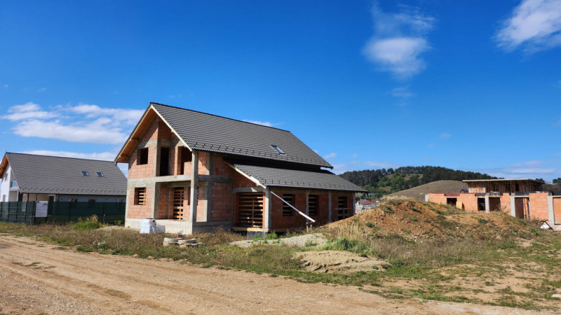 Casa la rosu in Sanpetru - zona Livada 