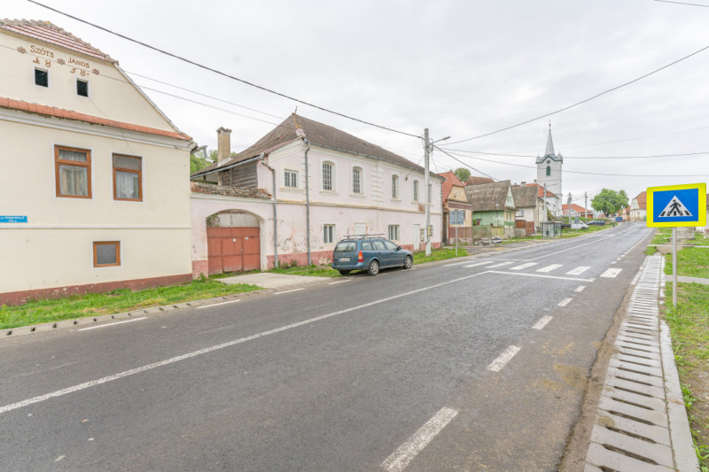 Casa Istorica - Vanzare, 9 Camere, Teren Generos, Restaurare in Sat Transilvania