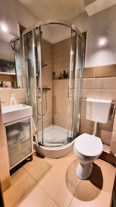 Apartament FULL utilat, 2 băi, parcare, aproape de LIDL și Street Mall La Strada